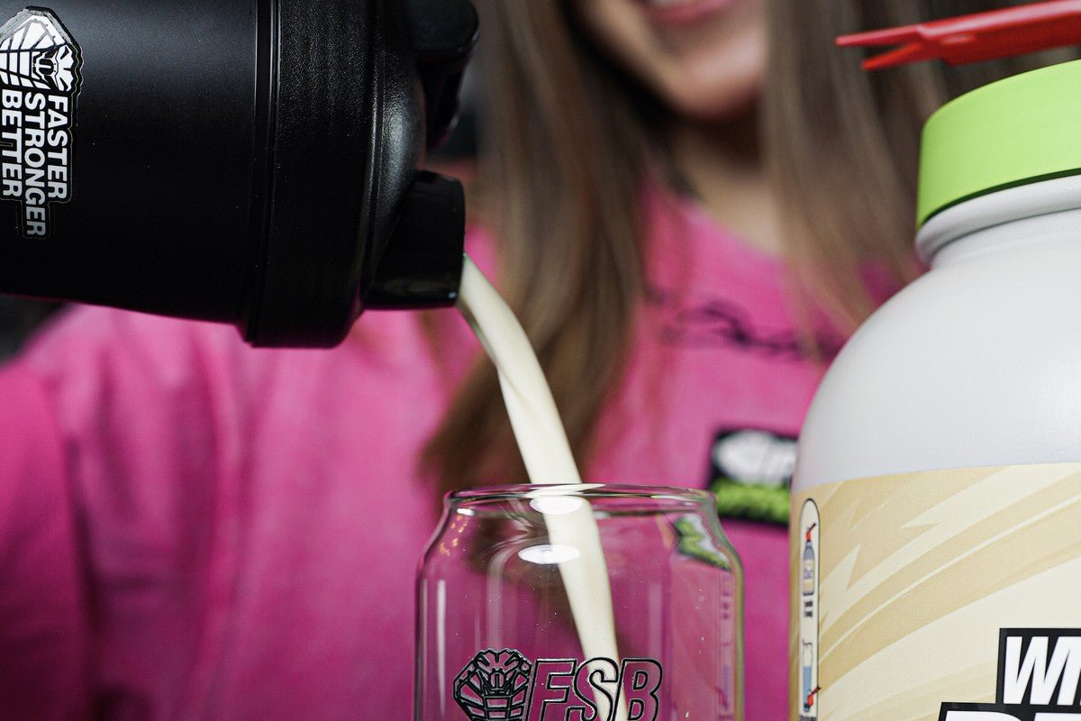 Mujer preparando proteina whey FSB Vanilla Shake — suplementos para definicion