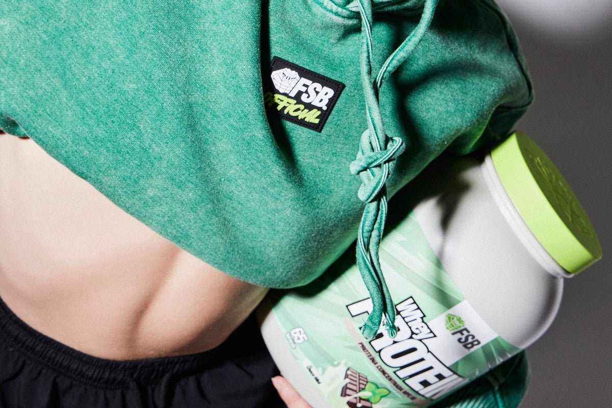 Modelo con proteína choco mint whey WPC 80 