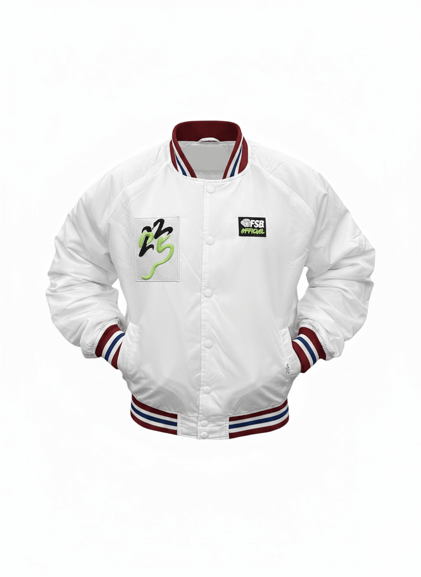 Chamarra FSB® White Legacy Jacket — bomber varsity blanca con cobra bordada y ribetes tricolor — Los de la Cobra México