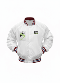 Chamarra FSB® White Legacy Jacket — bomber varsity blanca con cobra bordada y ribetes tricolor — Los de la Cobra México